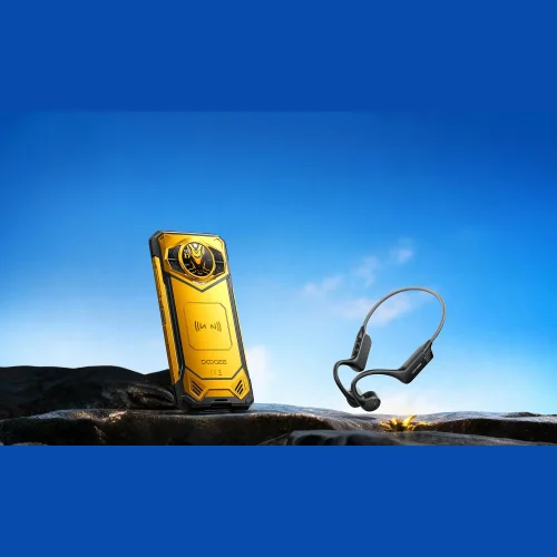 DOOGEE S200 X VIP Edition met open-ear-headset in een outdooromgeving