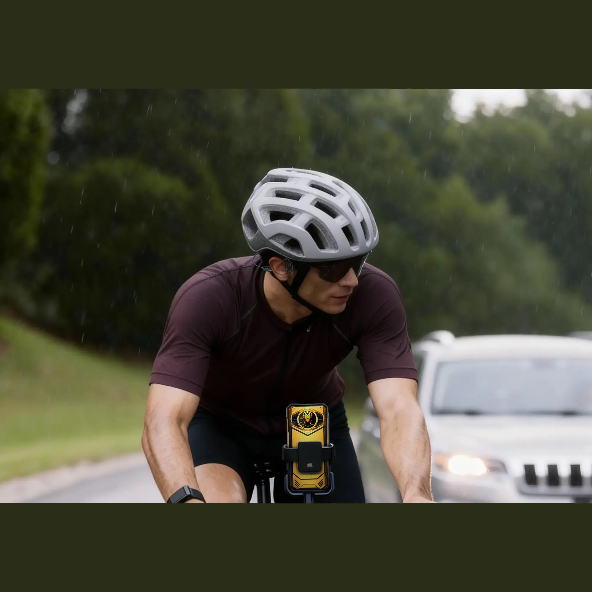 DOOGEE S200 X VIP Edition en open-ear-headset tijdens het fietsen